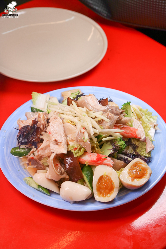 南霸天起家的鮮鹽堂泰式鹽水雞，獨門醬料虜獲老饕味蕾、食材再升級｜必吃冰鮮土公雞 - 跟著尼力吃喝玩樂＆親子生活