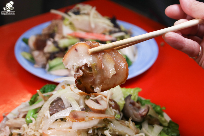 南霸天起家的鮮鹽堂泰式鹽水雞，獨門醬料虜獲老饕味蕾、食材再升級｜必吃冰鮮土公雞 - 跟著尼力吃喝玩樂＆親子生活