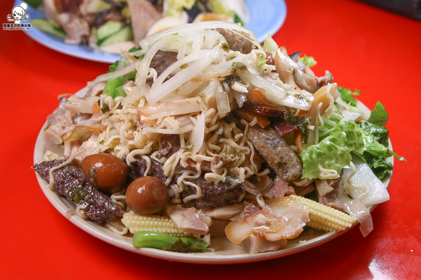 南霸天起家的鮮鹽堂泰式鹽水雞，獨門醬料虜獲老饕味蕾、食材再升級｜必吃冰鮮土公雞 - 跟著尼力吃喝玩樂＆親子生活