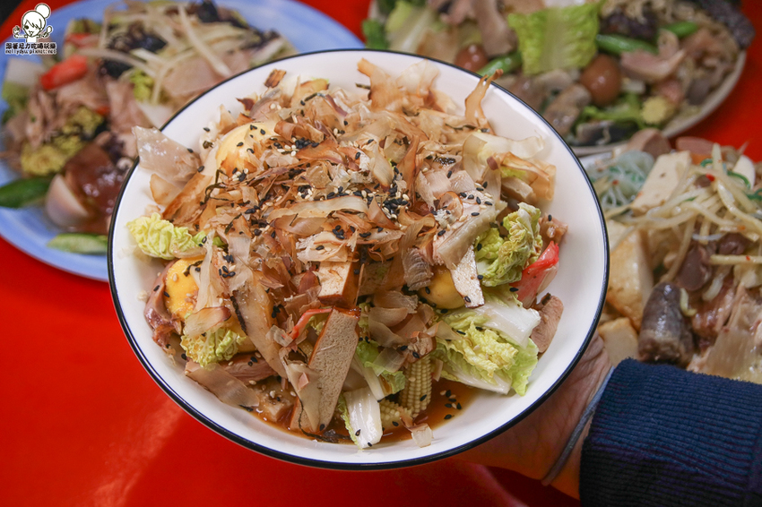 南霸天起家的鮮鹽堂泰式鹽水雞，獨門醬料虜獲老饕味蕾、食材再升級｜必吃冰鮮土公雞 - 跟著尼力吃喝玩樂＆親子生活