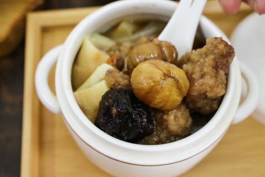 浮誇系麵線就在這邊!一碗麵線加入七種好料有肉有海鮮~