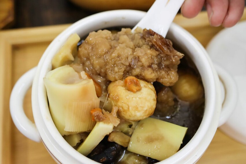 浮誇系麵線就在這邊!一碗麵線加入七種好料有肉有海鮮~