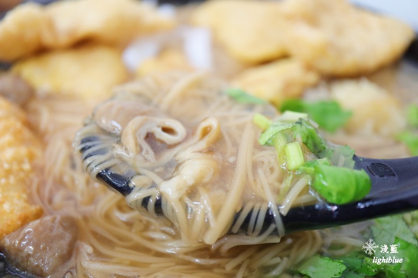 [ 萬華．龍山寺站美食 ] 淺藍 × 賴桑透抽蚵仔麵線～必點一碗吃到七種好料的魔霸麵線