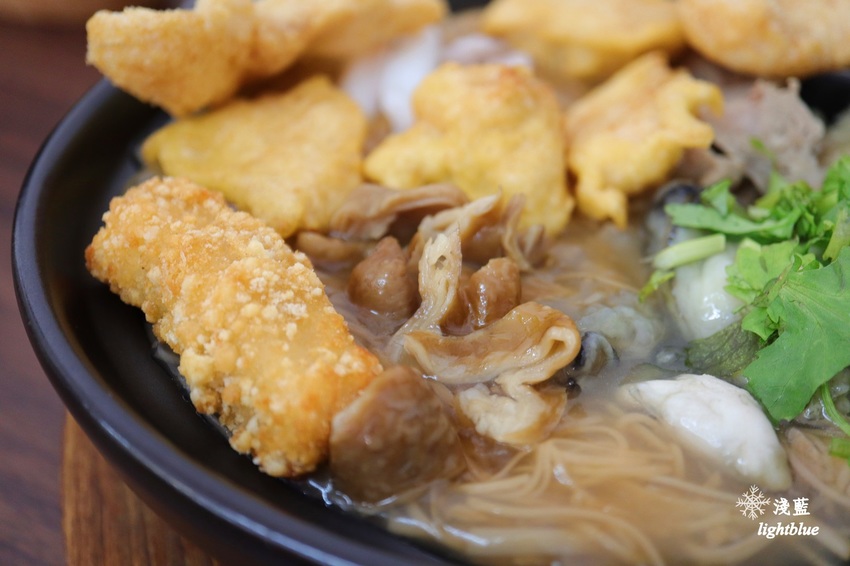 [ 萬華．龍山寺站美食 ] 淺藍 × 賴桑透抽蚵仔麵線～必點一碗吃到七種好料的魔霸麵線
