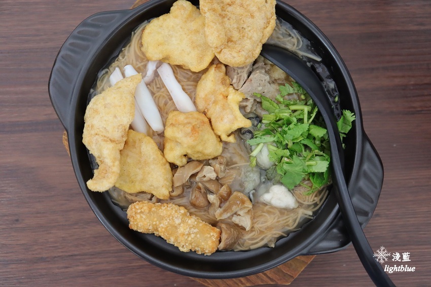 [ 萬華．龍山寺站美食 ] 淺藍 × 賴桑透抽蚵仔麵線～必點一碗吃到七種好料的魔霸麵線