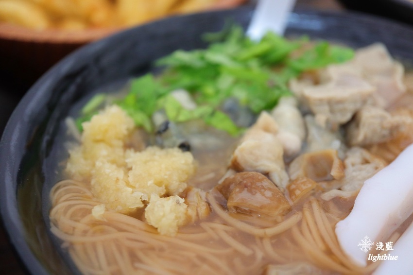 [ 萬華．龍山寺站美食 ] 淺藍 × 賴桑透抽蚵仔麵線～必點一碗吃到七種好料的魔霸麵線