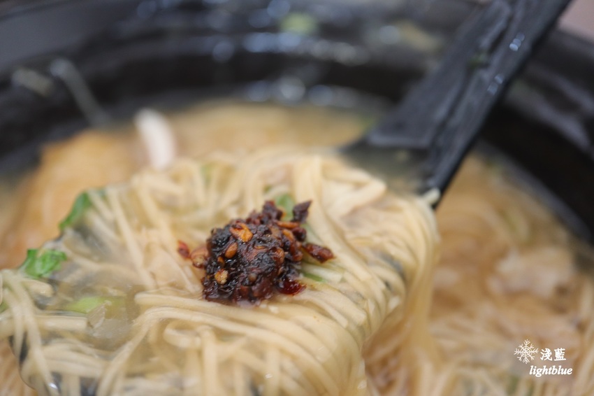 [ 萬華．龍山寺站美食 ] 淺藍 × 賴桑透抽蚵仔麵線～必點一碗吃到七種好料的魔霸麵線