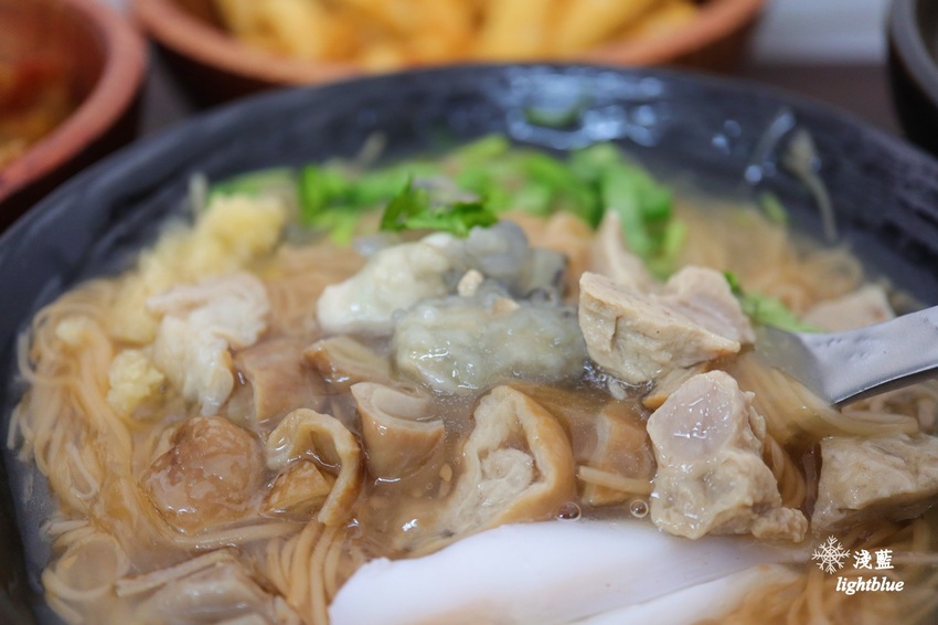 [ 萬華．龍山寺站美食 ] 淺藍 × 賴桑透抽蚵仔麵線～必點一碗吃到七種好料的魔霸麵線