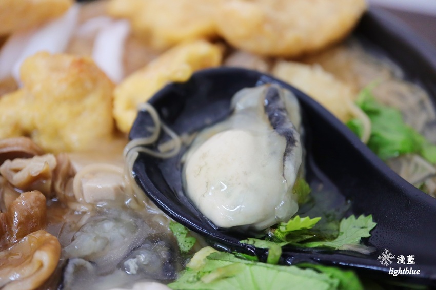 [ 萬華．龍山寺站美食 ] 淺藍 × 賴桑透抽蚵仔麵線～必點一碗吃到七種好料的魔霸麵線