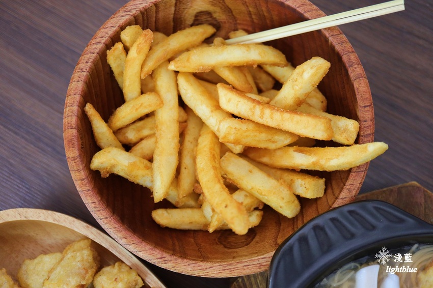 [ 萬華．龍山寺站美食 ] 淺藍 × 賴桑透抽蚵仔麵線～必點一碗吃到七種好料的魔霸麵線