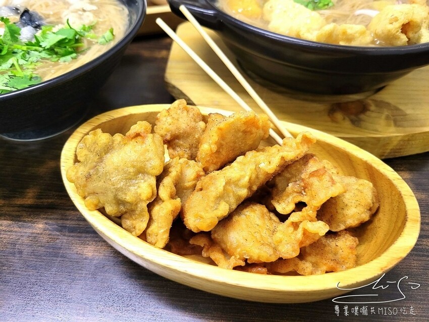 【萬華美食】賴桑透抽蚵仔麵線 ➤ 招牌魔霸一次吃到7種料！藥膳佛跳牆湯汁清澈順口！龍山寺小吃推薦！萬華麵