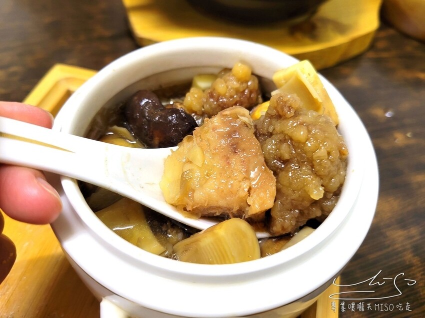 【萬華美食】賴桑透抽蚵仔麵線 ➤ 招牌魔霸一次吃到7種料！藥膳佛跳牆湯汁清澈順口！龍山寺小吃推薦！萬華麵