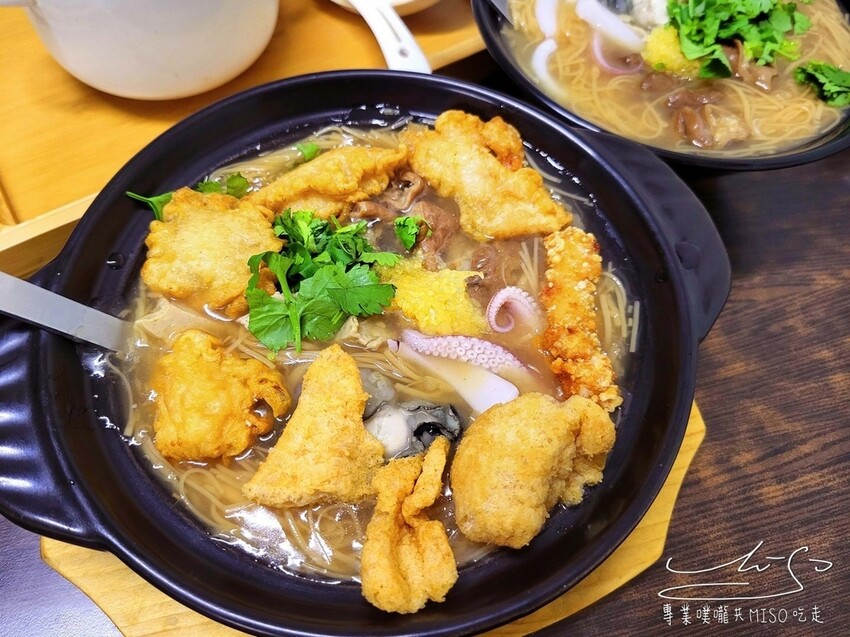 【萬華美食】賴桑透抽蚵仔麵線 ➤ 招牌魔霸一次吃到7種料！藥膳佛跳牆湯汁清澈順口！龍山寺小吃推薦！萬華麵