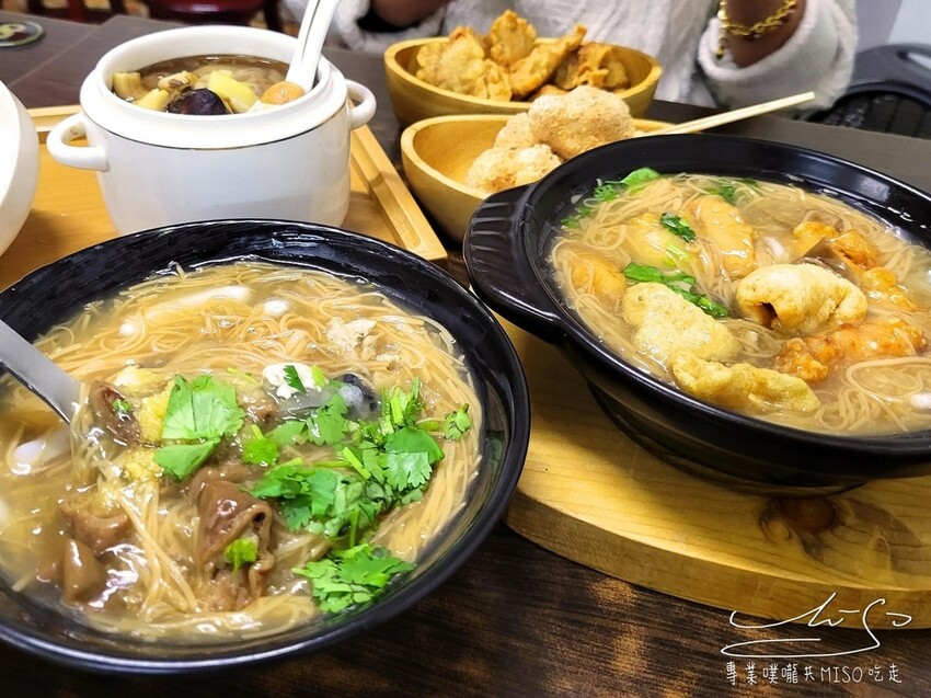 【萬華美食】賴桑透抽蚵仔麵線 ➤ 招牌魔霸一次吃到7種料！藥膳佛跳牆湯汁清澈順口！龍山寺小吃推薦！萬華麵