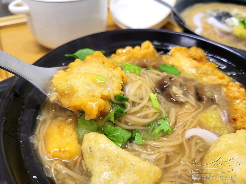 【萬華美食】賴桑透抽蚵仔麵線 ➤ 招牌魔霸一次吃到7種料！藥膳佛跳牆湯汁清澈順口！龍山寺小吃推薦！萬華麵