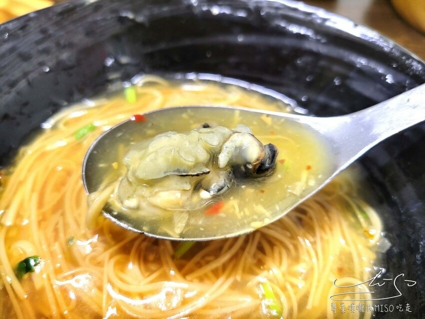 【萬華美食】賴桑透抽蚵仔麵線 ➤ 招牌魔霸一次吃到7種料！藥膳佛跳牆湯汁清澈順口！龍山寺小吃推薦！萬華麵