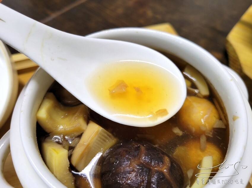 【萬華美食】賴桑透抽蚵仔麵線 ➤ 招牌魔霸一次吃到7種料！藥膳佛跳牆湯汁清澈順口！龍山寺小吃推薦！萬華麵