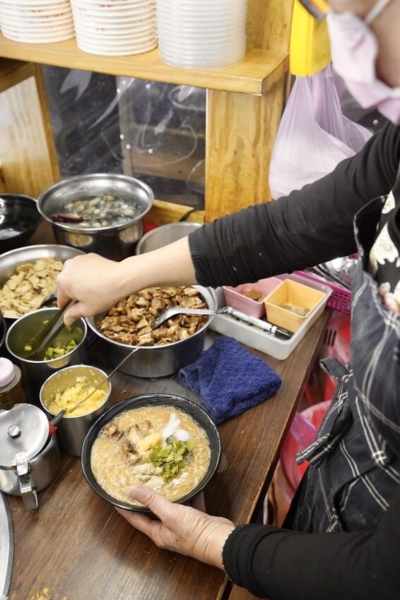 賴桑透抽蚵仔麵線萬華美食-夾配料