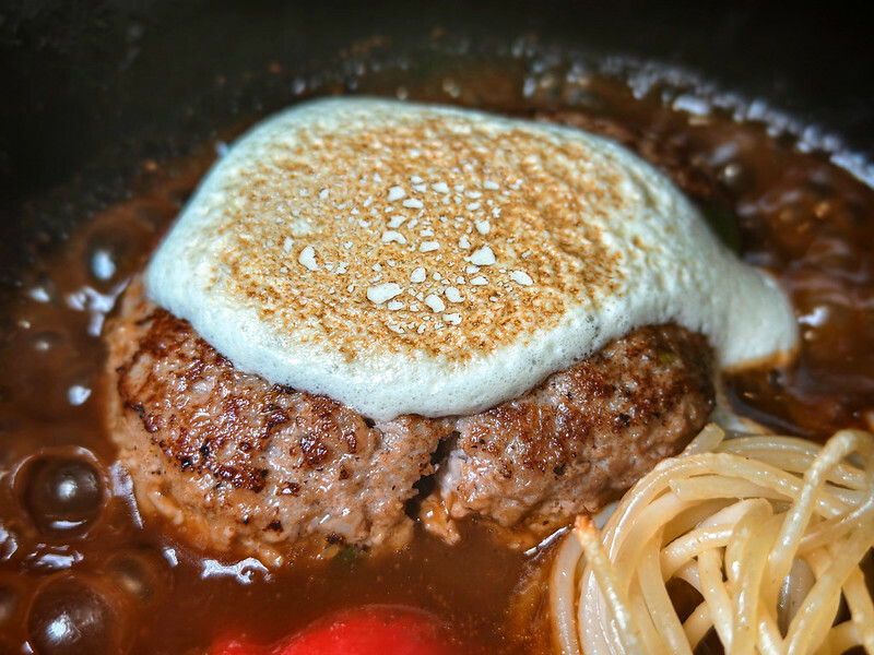 國父紀念館美食推薦！台北必吃多汁山本漢堡排，白飯湯品免費續。