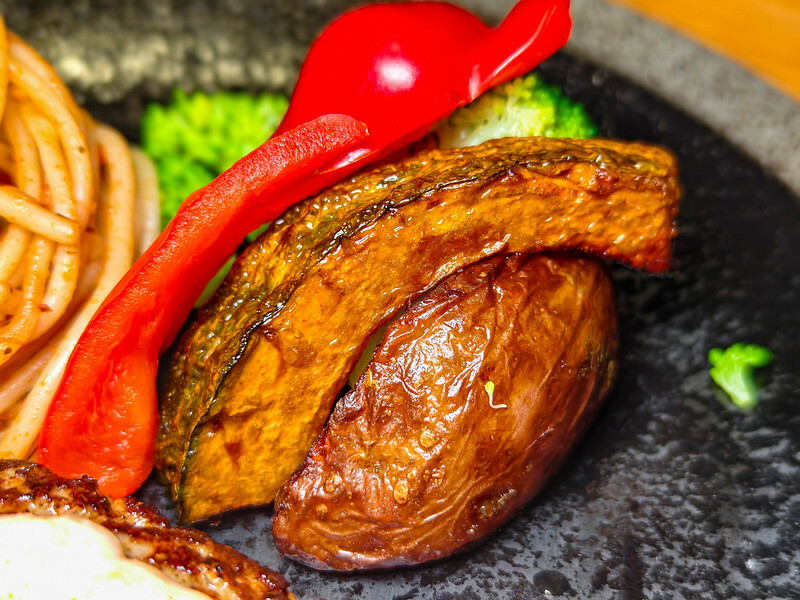 國父紀念館美食推薦！台北必吃多汁山本漢堡排，白飯湯品免費續。