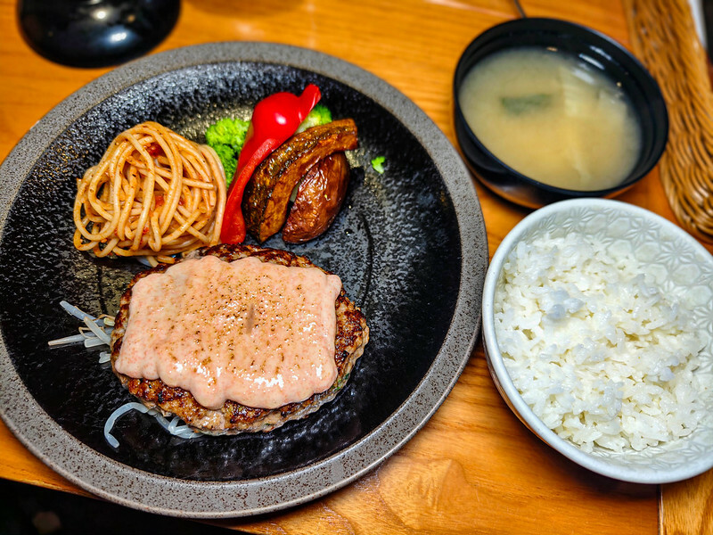 國父紀念館美食推薦！台北必吃多汁山本漢堡排，白飯湯品免費續。