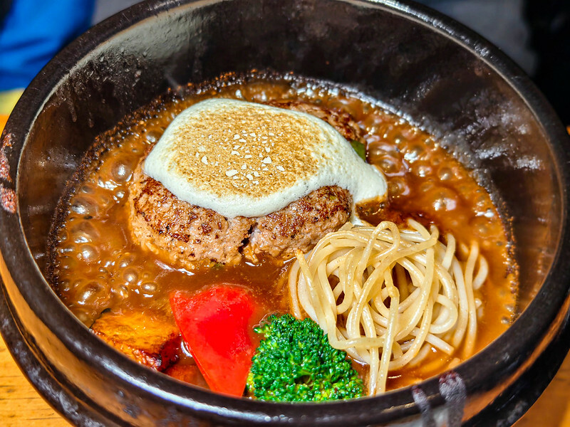 國父紀念館美食推薦！台北必吃多汁山本漢堡排，白飯湯品免費續。