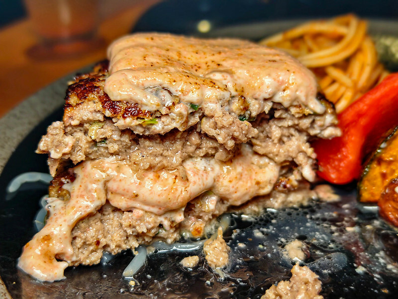 國父紀念館美食推薦！台北必吃多汁山本漢堡排，白飯湯品免費續。