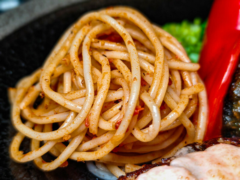 國父紀念館美食推薦！台北必吃多汁山本漢堡排，白飯湯品免費續。