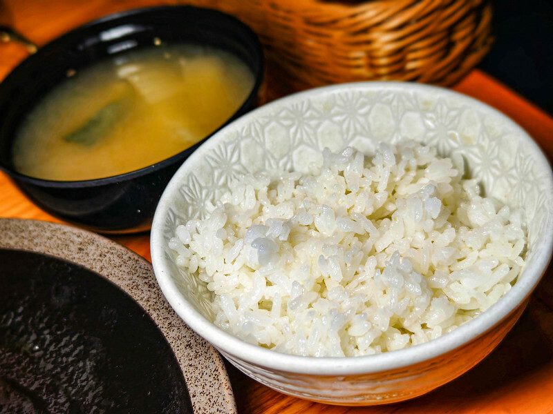 國父紀念館美食推薦！台北必吃多汁山本漢堡排，白飯湯品免費續。