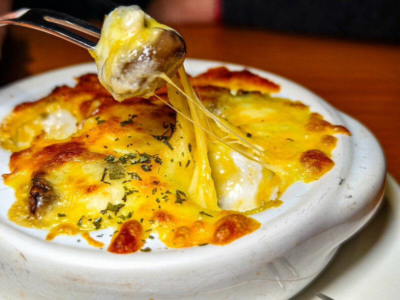 國父紀念館美食推薦！台北必吃多汁山本漢堡排，白飯湯品免費續。