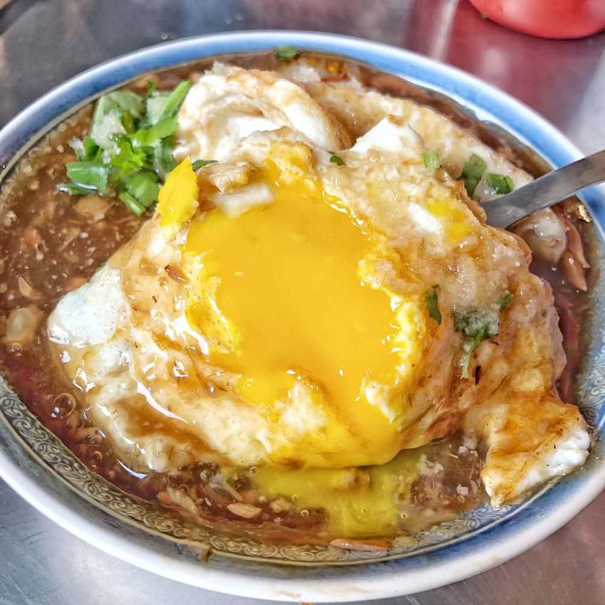 台南大灣美食【大灣李煎粿】一天只賣三小時就秒殺 隱藏在大灣市場內的古早味煎粿 煎至金黃焦脆好好吃 香菜蒜泥任你加 ! | 小白只饗ㄔ美食