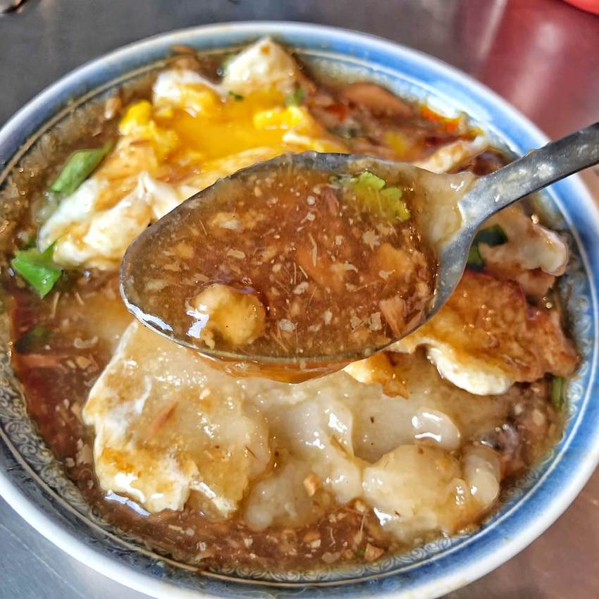 台南大灣美食【大灣李煎粿】一天只賣三小時就秒殺 隱藏在大灣市場內的古早味煎粿 煎至金黃焦脆好好吃 香菜蒜泥任你加 ! | 小白只饗ㄔ美食