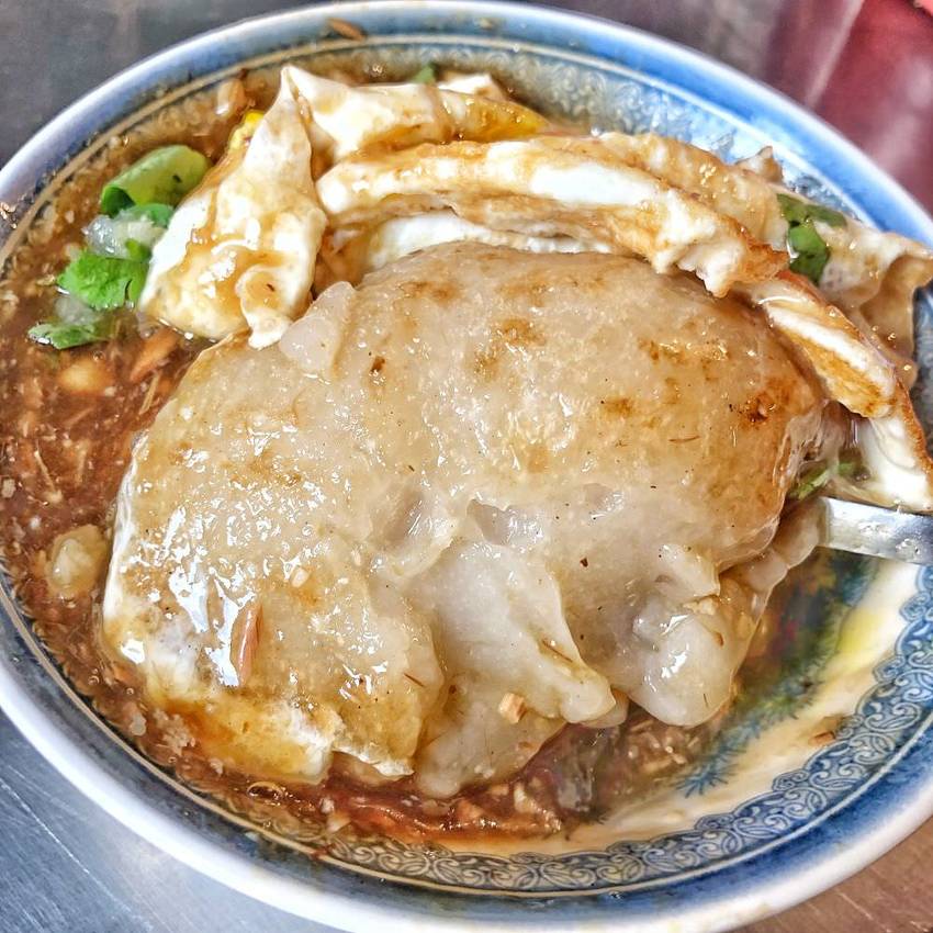 台南大灣美食【大灣李煎粿】一天只賣三小時就秒殺 隱藏在大灣市場內的古早味煎粿 煎至金黃焦脆好好吃 香菜蒜泥任你加 ! | 小白只饗ㄔ美食