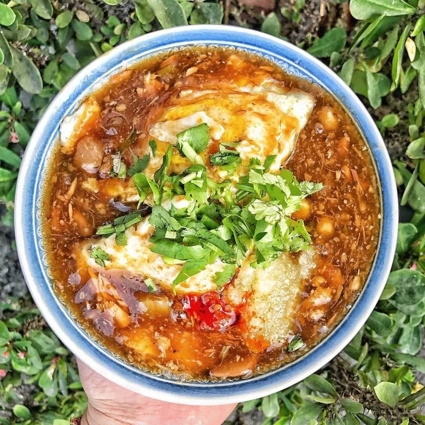 台南大灣美食【大灣李煎粿】一天只賣三小時就秒殺 隱藏在大灣市場內的古早味煎粿 煎至金黃焦脆好好吃 香菜蒜泥任你加 ! | 小白只饗ㄔ美食