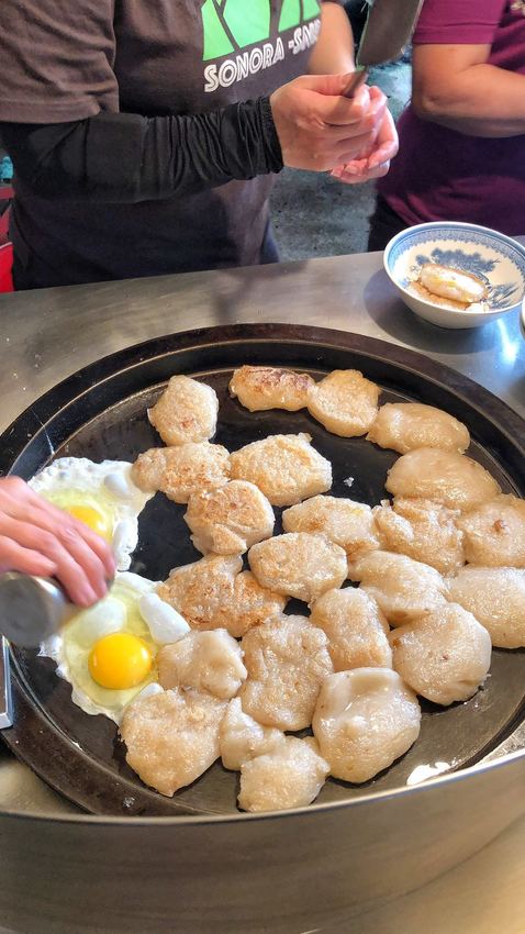 台南大灣美食【大灣李煎粿】一天只賣三小時就秒殺 隱藏在大灣市場內的古早味煎粿 煎至金黃焦脆好好吃 香菜蒜泥任你加 ! | 小白只饗ㄔ美食