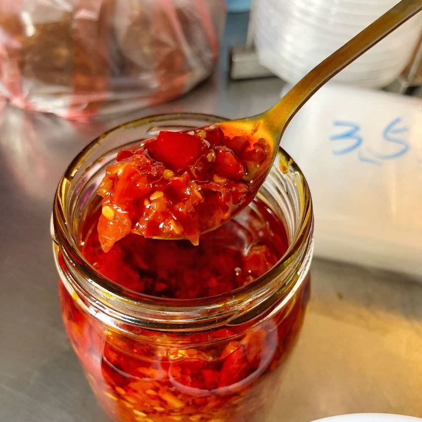 台南大灣美食【大灣李煎粿】一天只賣三小時就秒殺 隱藏在大灣市場內的古早味煎粿 煎至金黃焦脆好好吃 香菜蒜泥任你加 ! | 小白只饗ㄔ美食