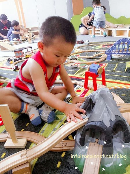新營親子館玩軌道車1.jpg 新營親子館玩軌道車1.jpg