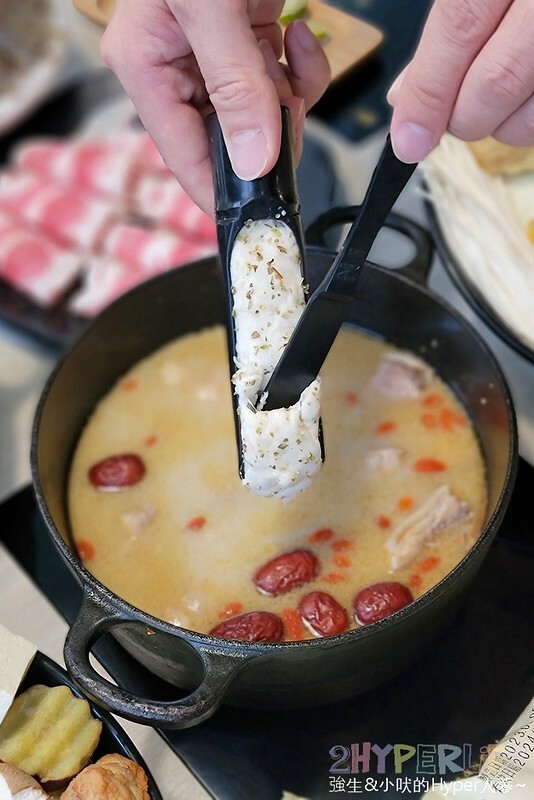 人氣台中石頭火鍋也是寵物友善火鍋店哦！石頭火鍋爆香後再上桌的古早味雞腿肉鍋超香的～