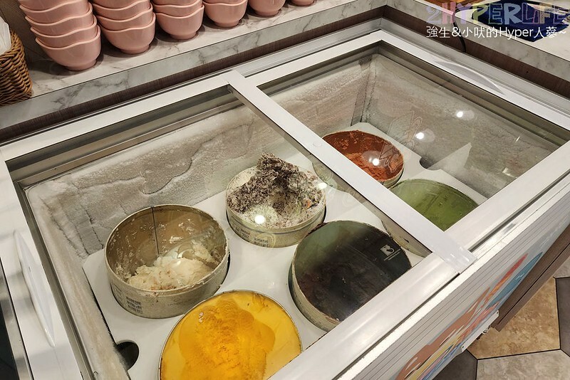 人氣台中石頭火鍋也是寵物友善火鍋店哦！石頭火鍋爆香後再上桌的古早味雞腿肉鍋超香的～