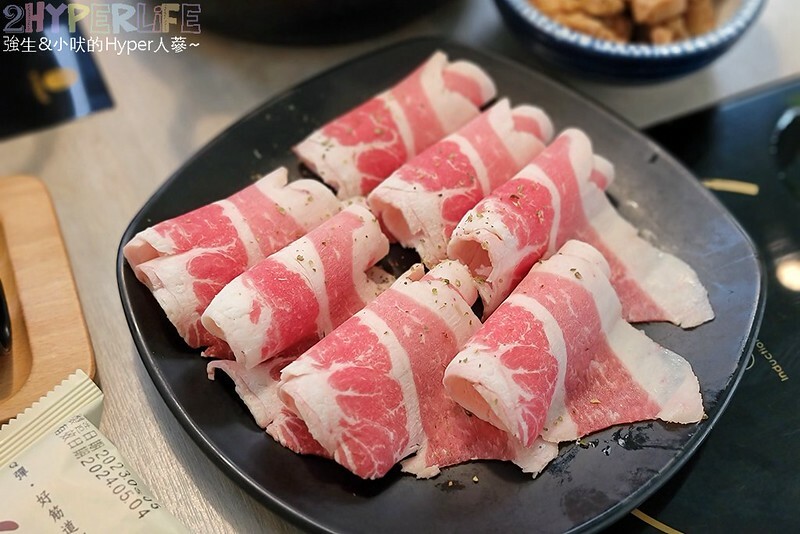 人氣台中石頭火鍋也是寵物友善火鍋店哦！石頭火鍋爆香後再上桌的古早味雞腿肉鍋超香的～