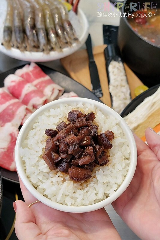 人氣台中石頭火鍋也是寵物友善火鍋店哦！石頭火鍋爆香後再上桌的古早味雞腿肉鍋超香的～