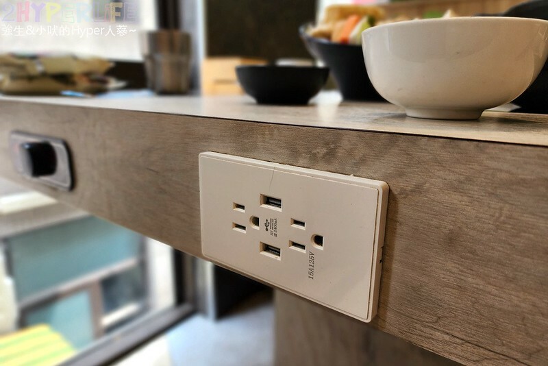 人氣台中石頭火鍋也是寵物友善火鍋店哦！石頭火鍋爆香後再上桌的古早味雞腿肉鍋超香的～