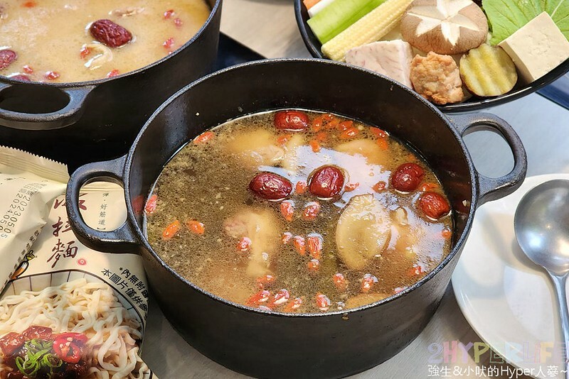 人氣台中石頭火鍋也是寵物友善火鍋店哦！石頭火鍋爆香後再上桌的古早味雞腿肉鍋超香的～