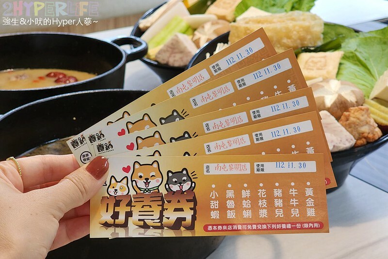 人氣台中石頭火鍋也是寵物友善火鍋店哦！石頭火鍋爆香後再上桌的古早味雞腿肉鍋超香的～