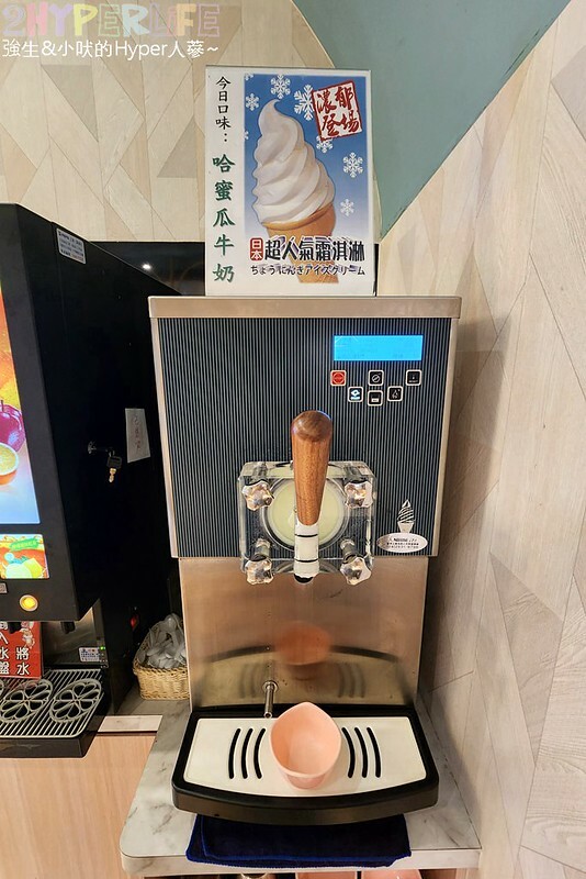 人氣台中石頭火鍋也是寵物友善火鍋店哦！石頭火鍋爆香後再上桌的古早味雞腿肉鍋超香的～