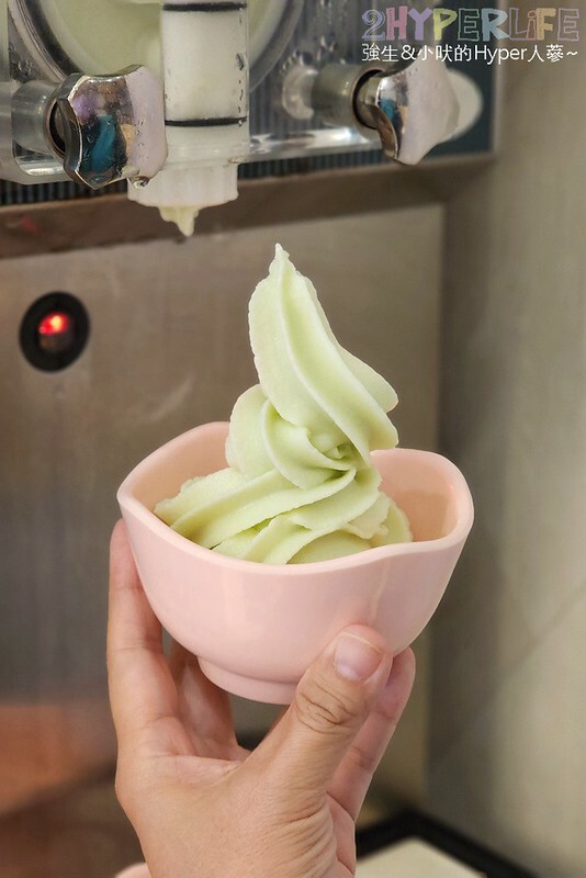 人氣台中石頭火鍋也是寵物友善火鍋店哦！石頭火鍋爆香後再上桌的古早味雞腿肉鍋超香的～