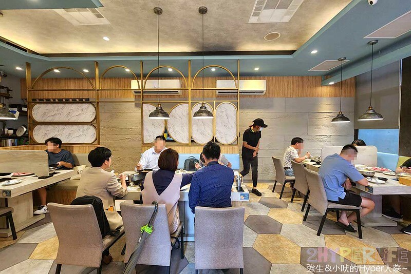 人氣台中石頭火鍋也是寵物友善火鍋店哦！石頭火鍋爆香後再上桌的古早味雞腿肉鍋超香的～