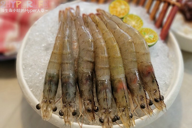 人氣台中石頭火鍋也是寵物友善火鍋店哦！石頭火鍋爆香後再上桌的古早味雞腿肉鍋超香的～