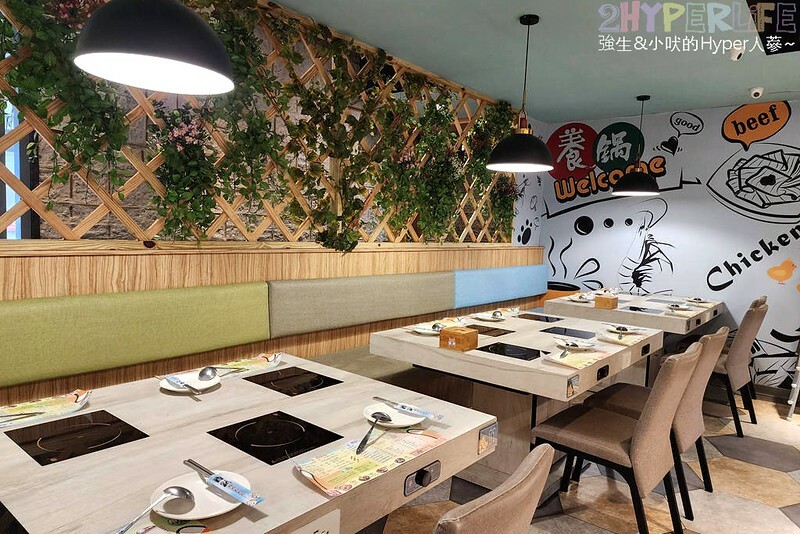 人氣台中石頭火鍋也是寵物友善火鍋店哦！石頭火鍋爆香後再上桌的古早味雞腿肉鍋超香的～