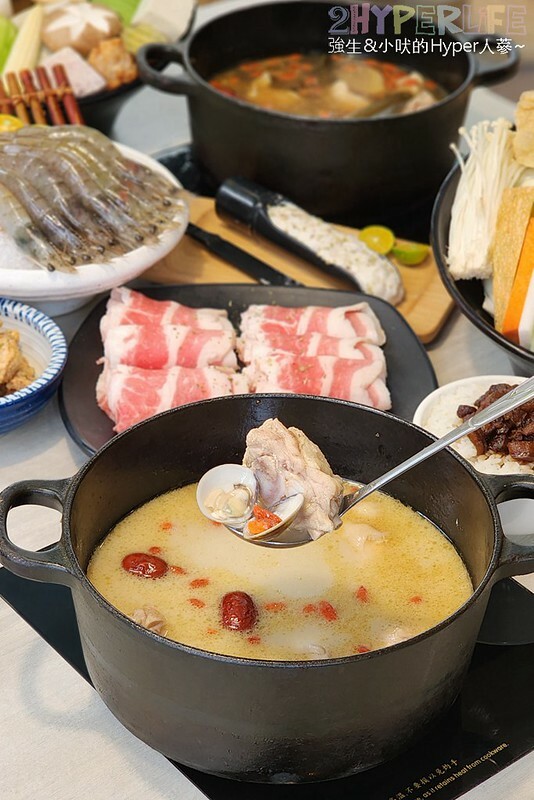 人氣台中石頭火鍋也是寵物友善火鍋店哦！石頭火鍋爆香後再上桌的古早味雞腿肉鍋超香的～